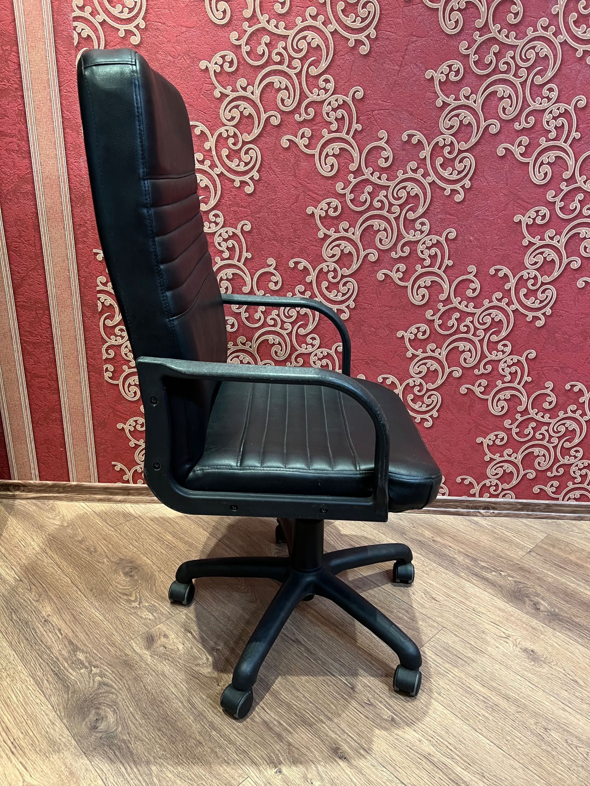 Офісне шкіряне крісло