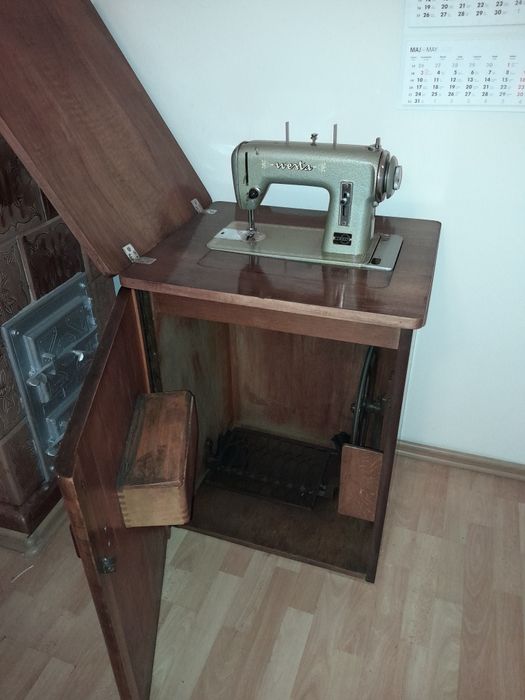 Maszyna do szycia Westa w szafce – retro, sprawna