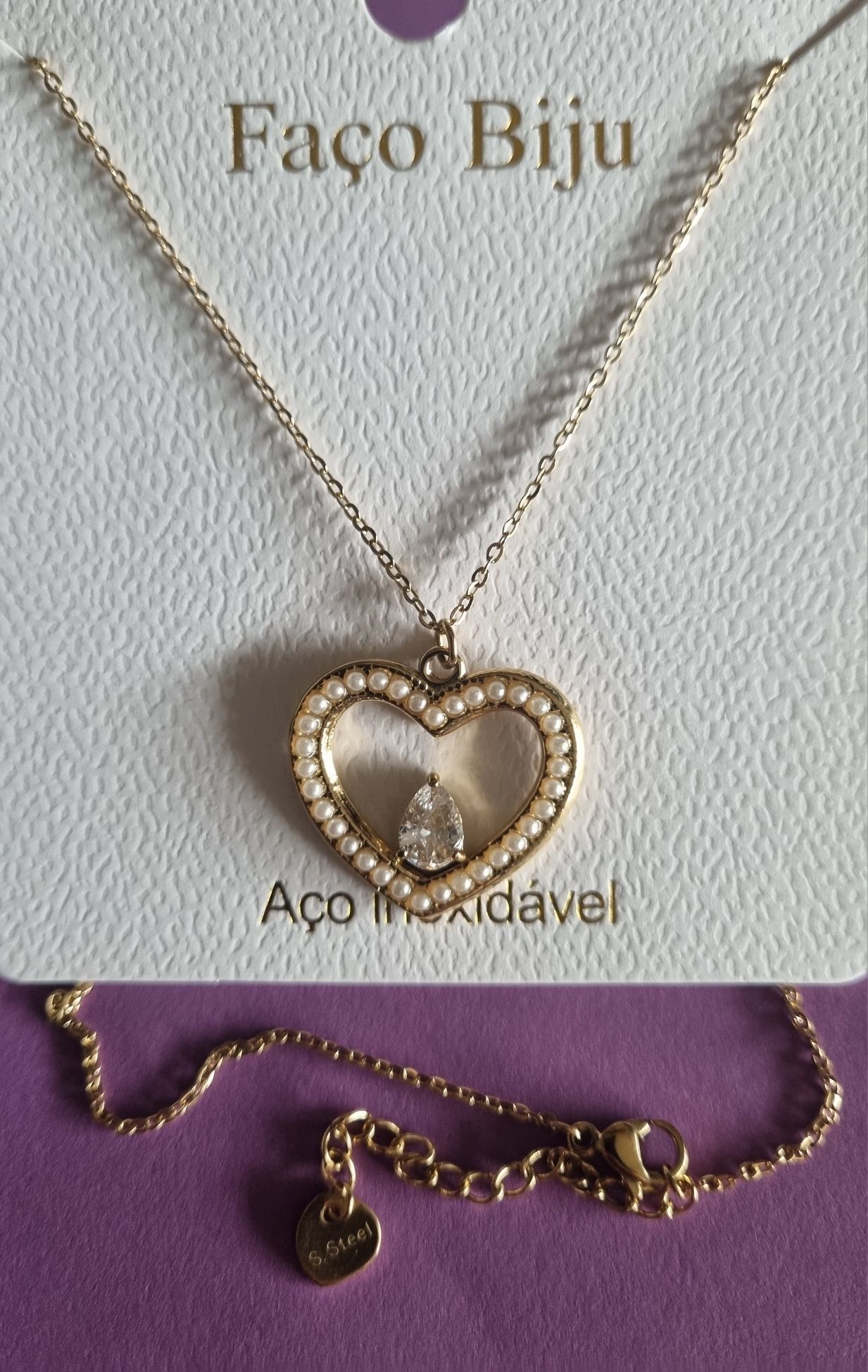 Colar dourado, em aço, com coração rodeado de micropérolas.