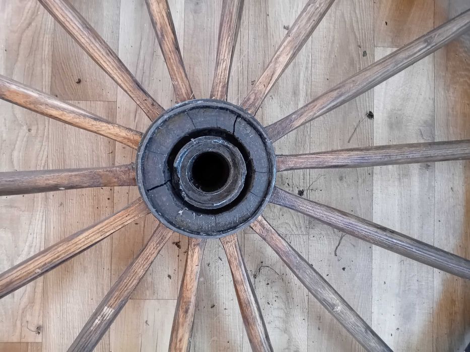 koło od wozu obręcz metalowa szprychy drewniane koła dwie sztuki 98 cm