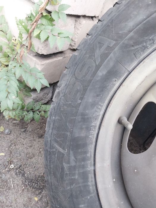 Продам зимнюю резину на дисках 215/60 R16