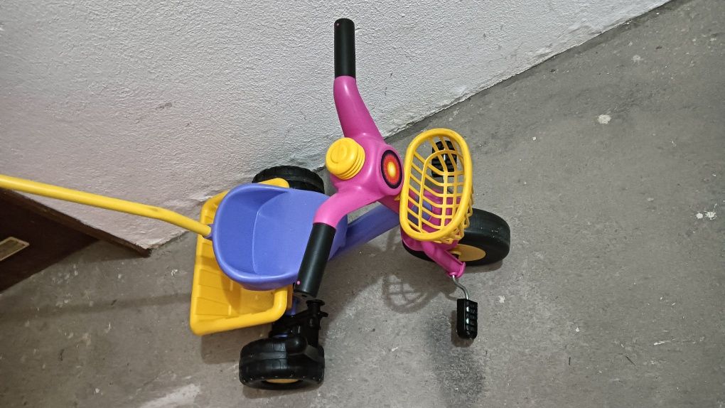 Triciclo evolutivo com cesta em óptimo estado 20€