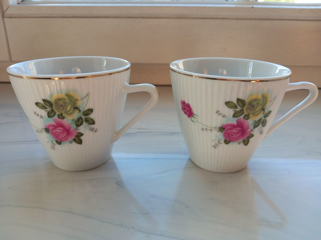 Porcelanowe filiżanki z różanym motywem.