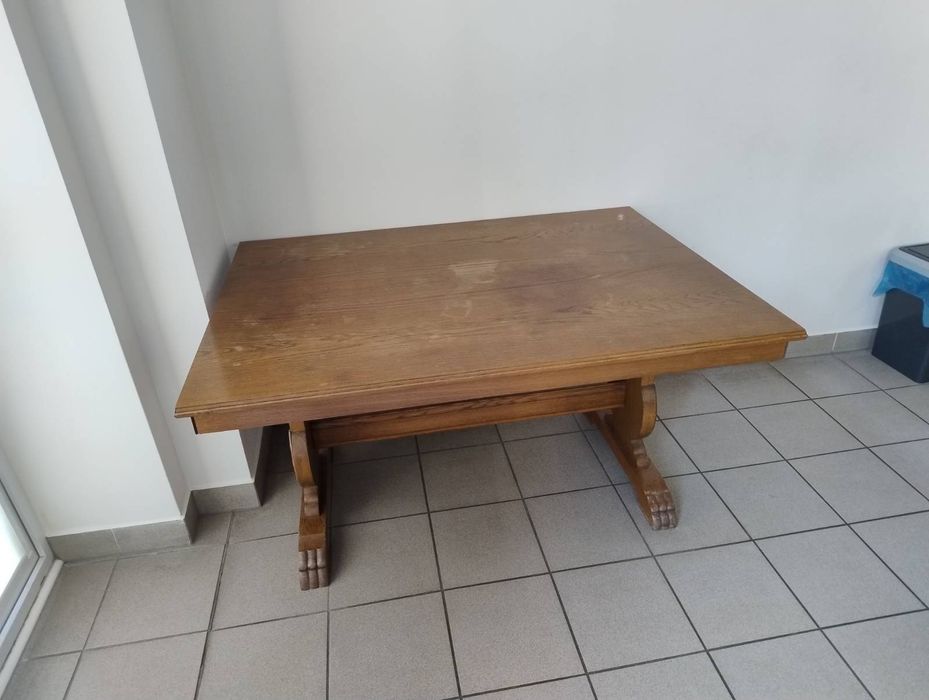 Drewniany duży stół