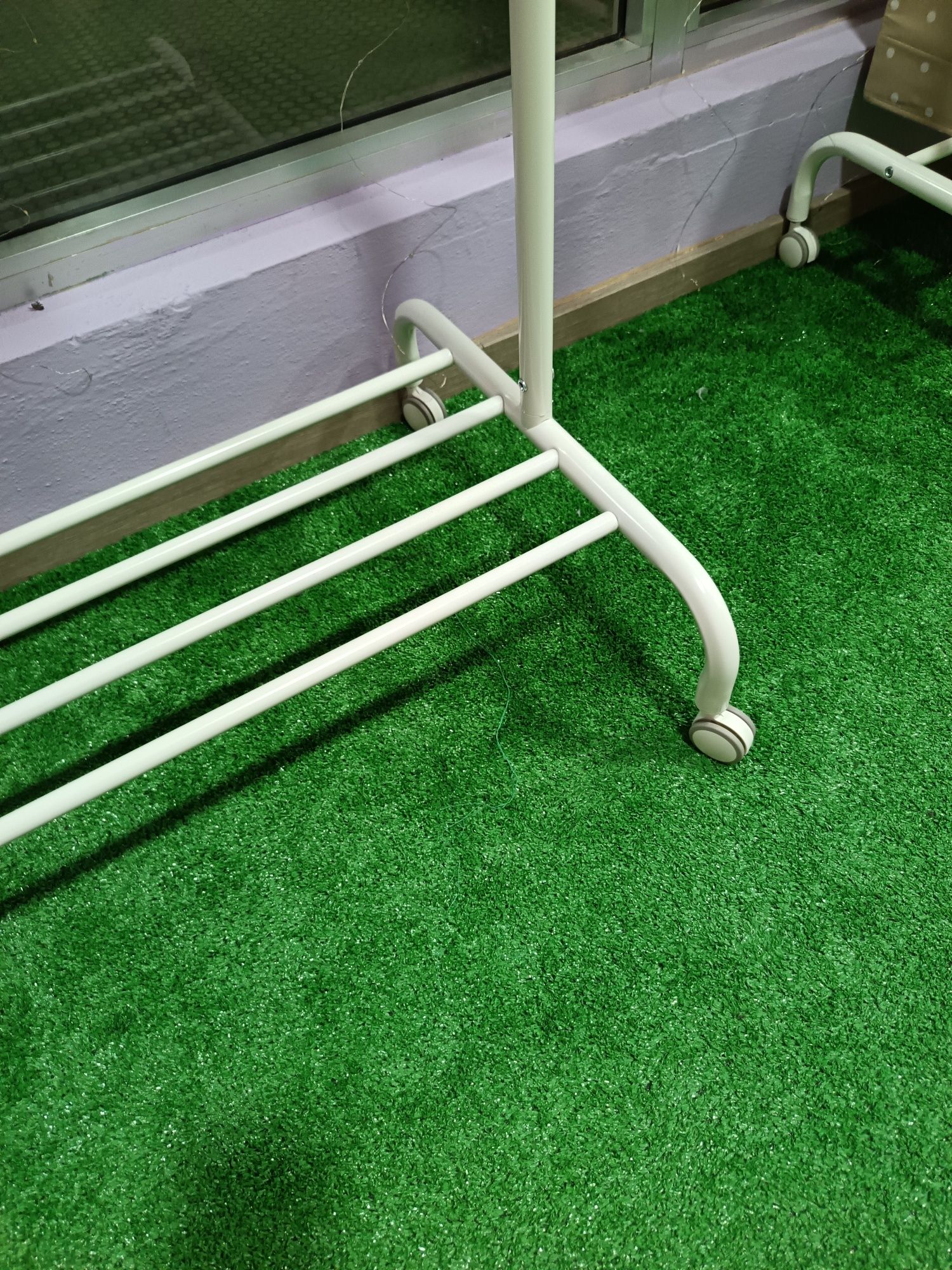Suporte para cabides RIGGAS da marca IKEA.