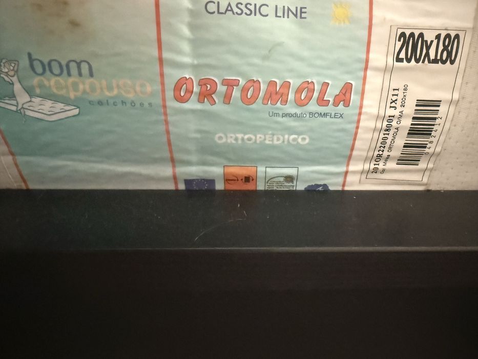 Cama king size com 2 mesas cabeceira
