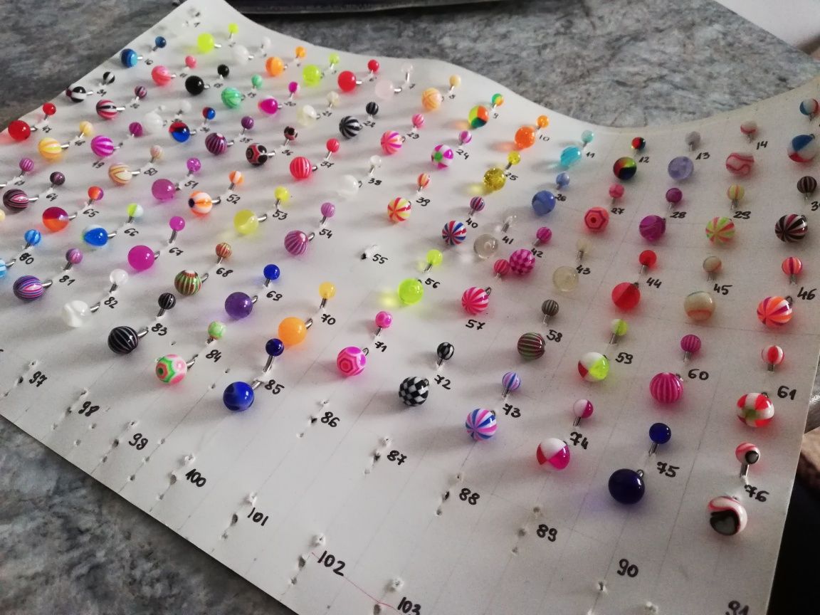 Kolczyki do pępka stalowe 85 szt piercing, glitter, brokat