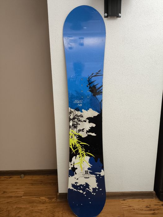 Deska snowboardowa wraz z pokrowcem.