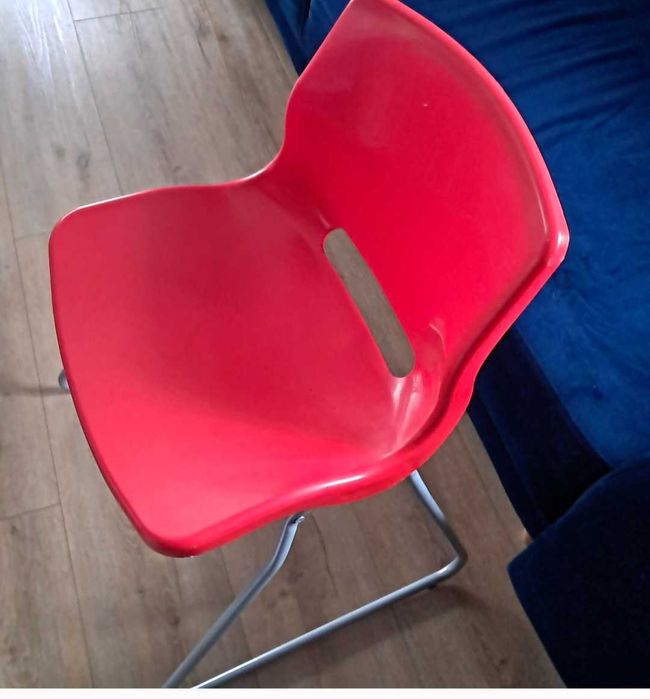 Krzeslo czerwone plastikowe do biurka dla dzieci