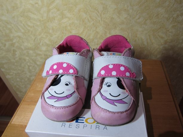 Продам детские кроссовки, пинетки для девочки GEOX размер 2