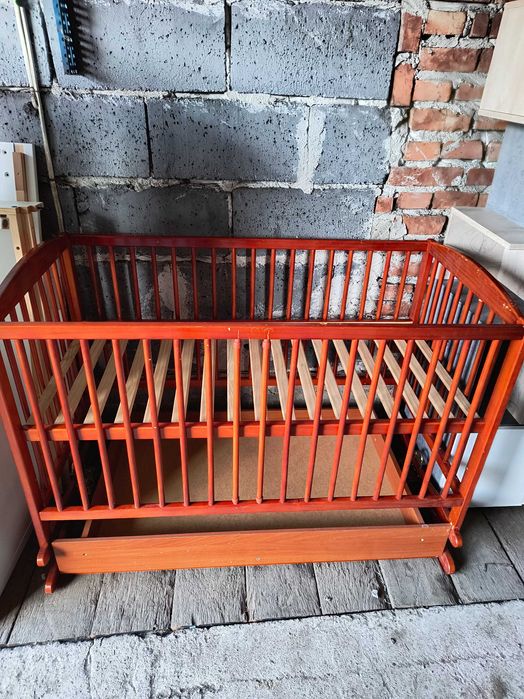 Łóżeczko niemowlęce z funkcją kołyski