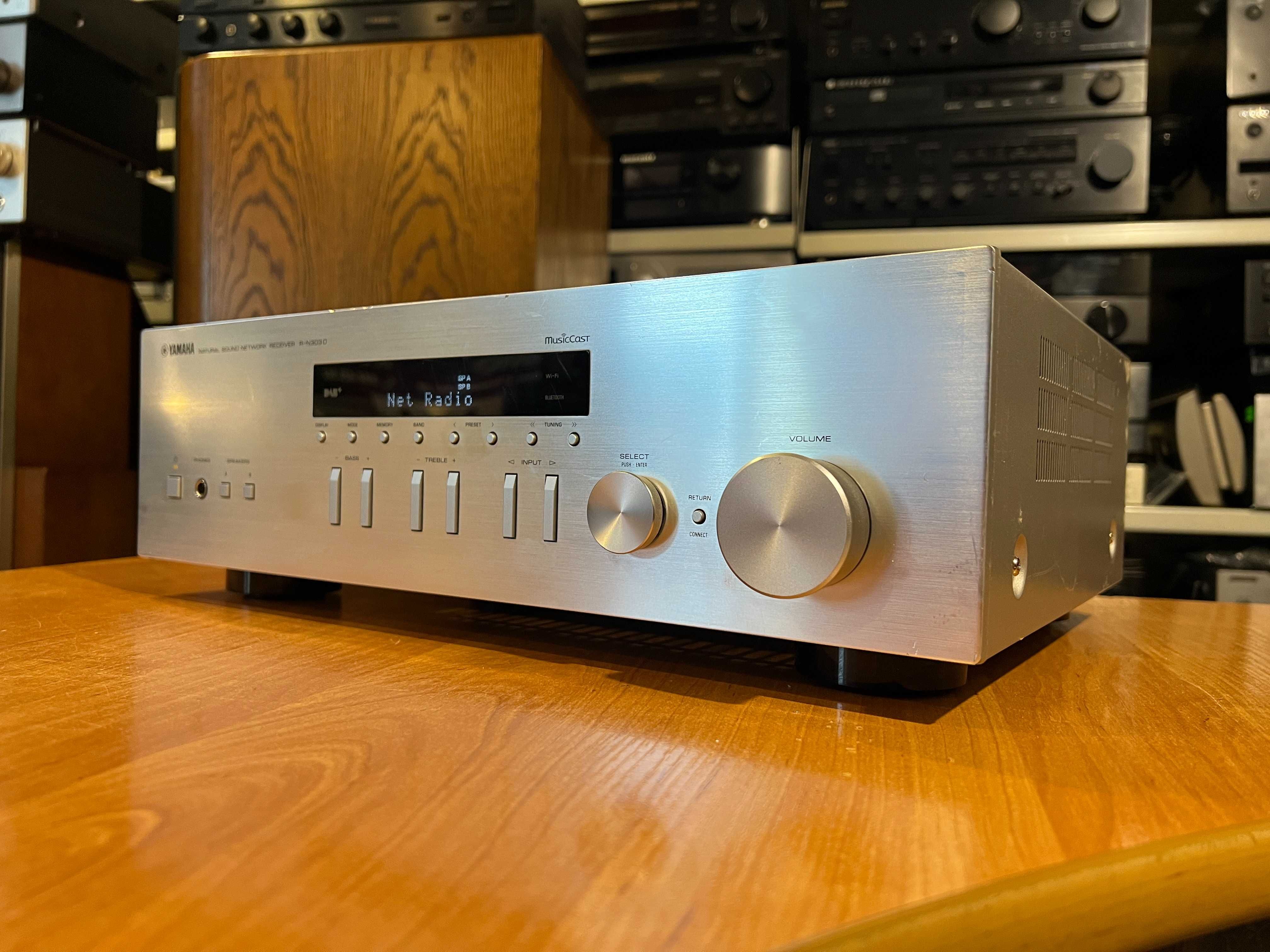 Amplituner stereo Yamaha R-N303D Audio Room