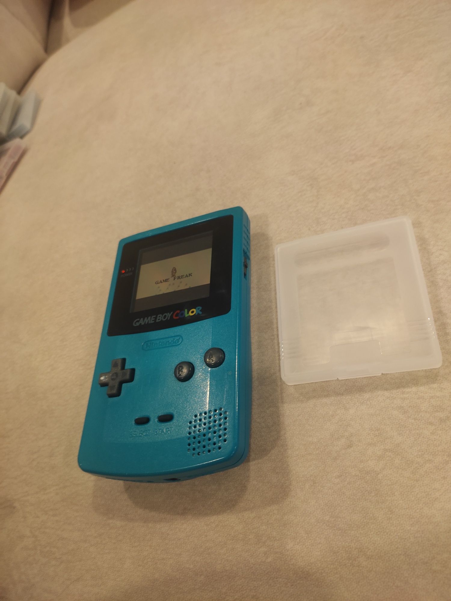 Gameboy Color azul com jogo Pokémon azul