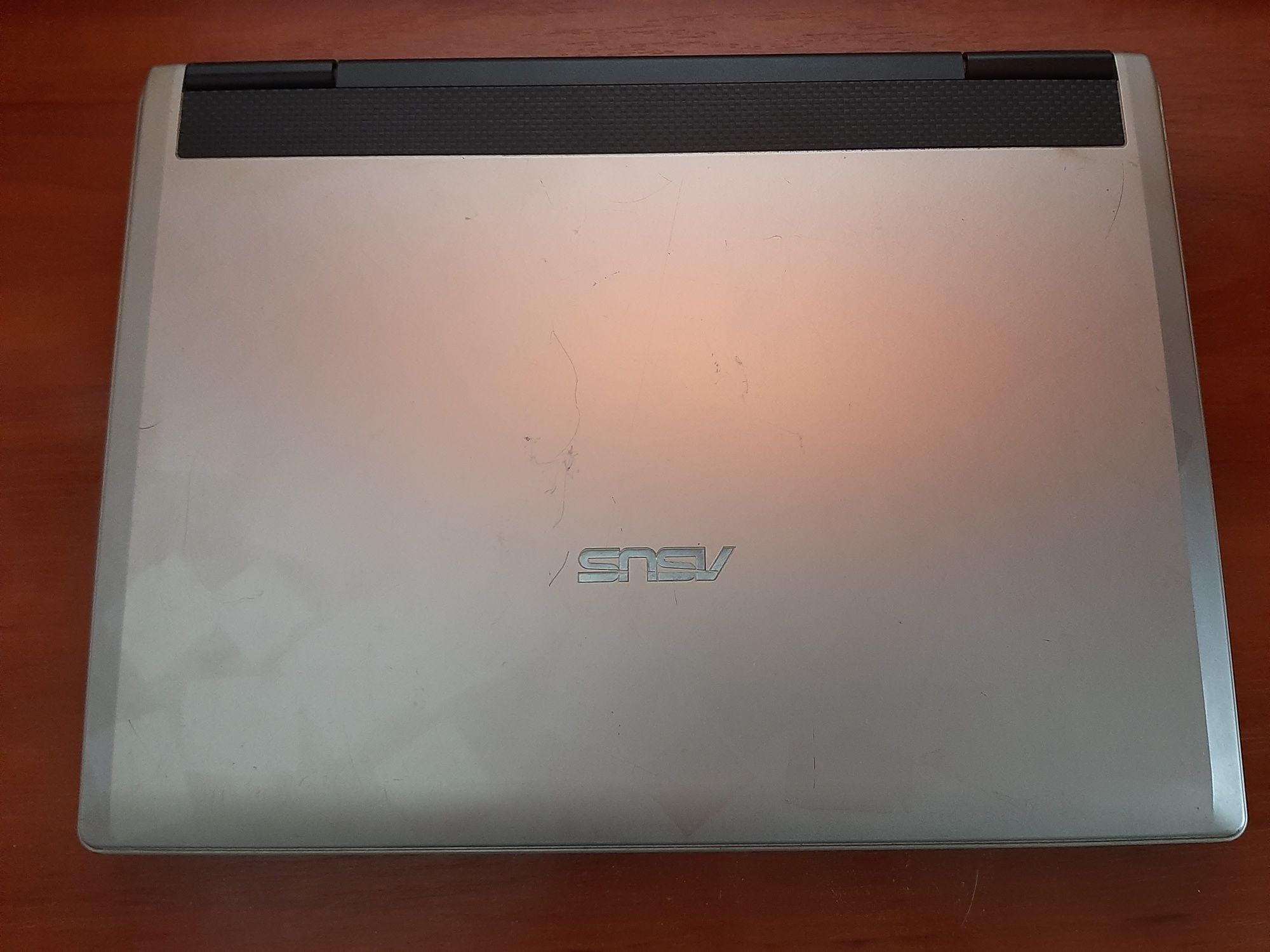 Продам 2 ноутбка ASUS и ACER, в комплекте 2 зарядки