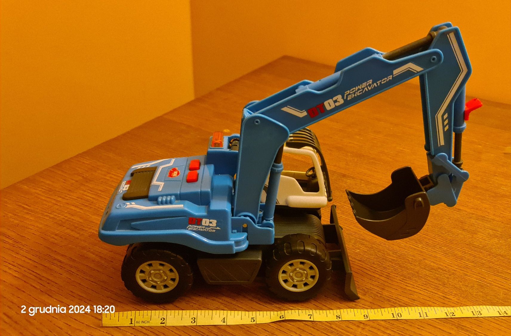 Koparka Dickie Toys. Sygnał świetlny i dźwiękowy. Ruchome ramię.