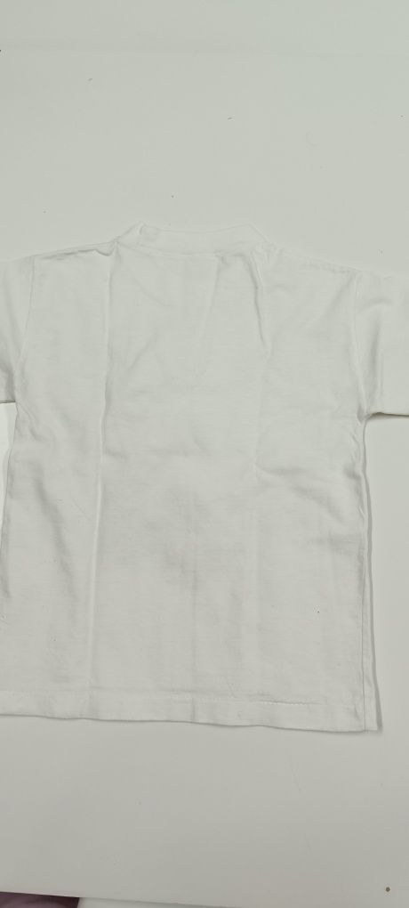 T-shirt branca com bonecos do mar. Tem cavalo marinho a 3D