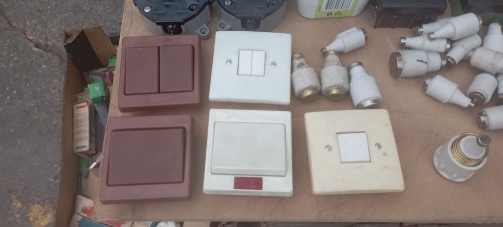 Stare gniazdka włączniki bezpieczniki podstawy stara elektryka puszki