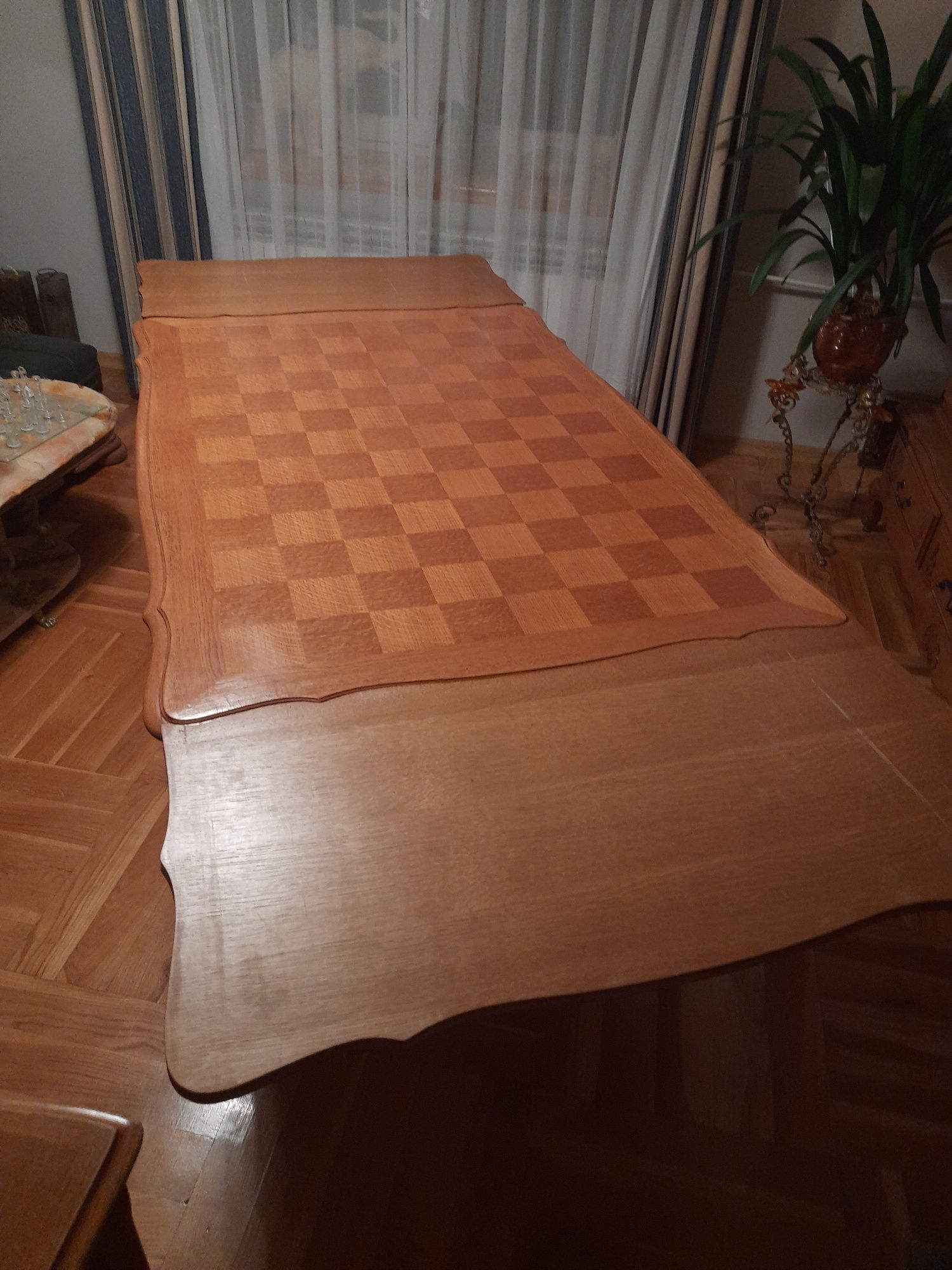 Stół drewniany w szachownice, rozkładany Ludwik