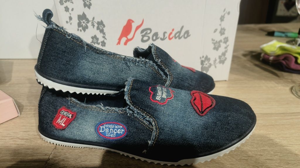 Nowe trampki jeans z naszywkami 39