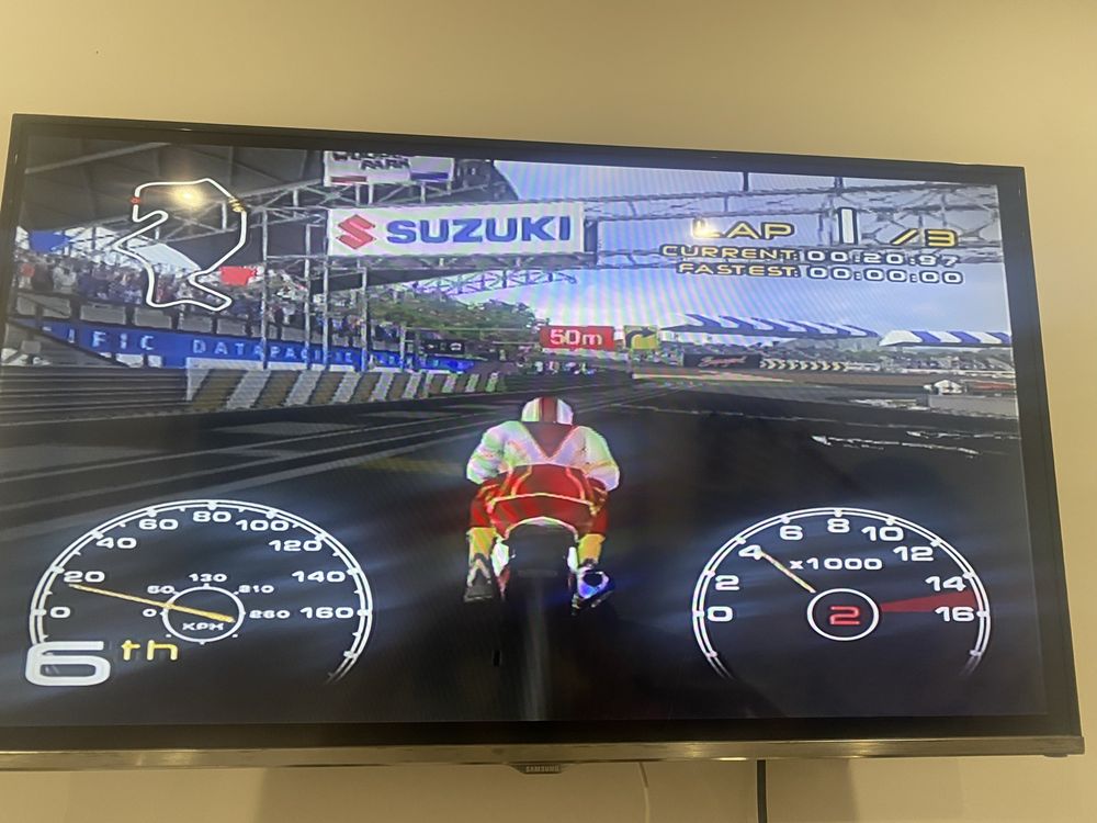 Playstation 2, com comandos e jogos.