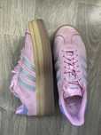 Рожеві замшеві кеди adidas gazelle