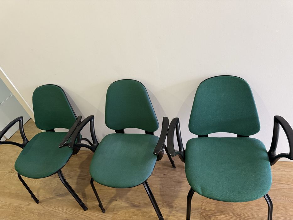 Cadeira de escritório com braços verdes empilhável