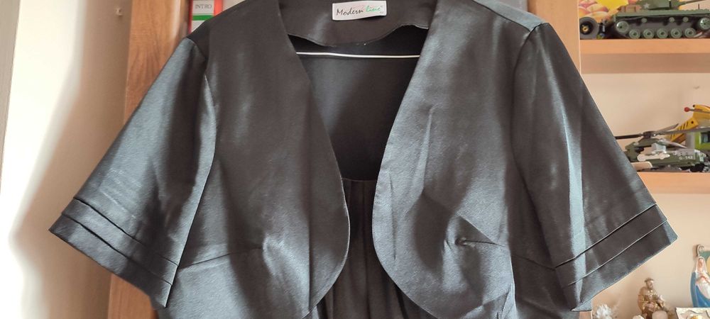 Czarna sukienka satynowa z bolerkiem