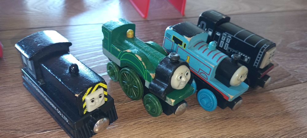 Kolejka drewniana z wagonikami i torami