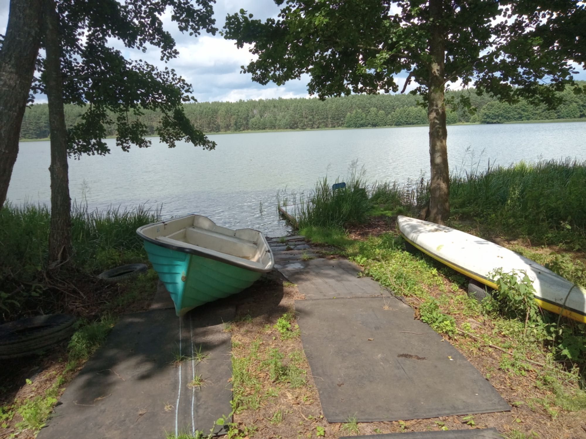 Domek nad jeziorem w otoczeniu lasów na Kaszubach