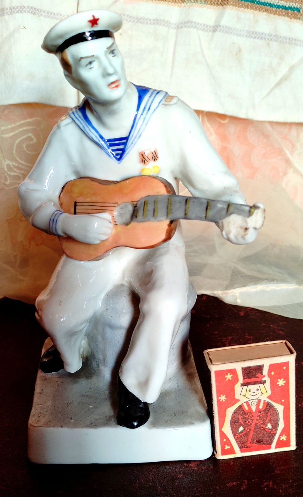 Скульптура Моряк с гитарой.