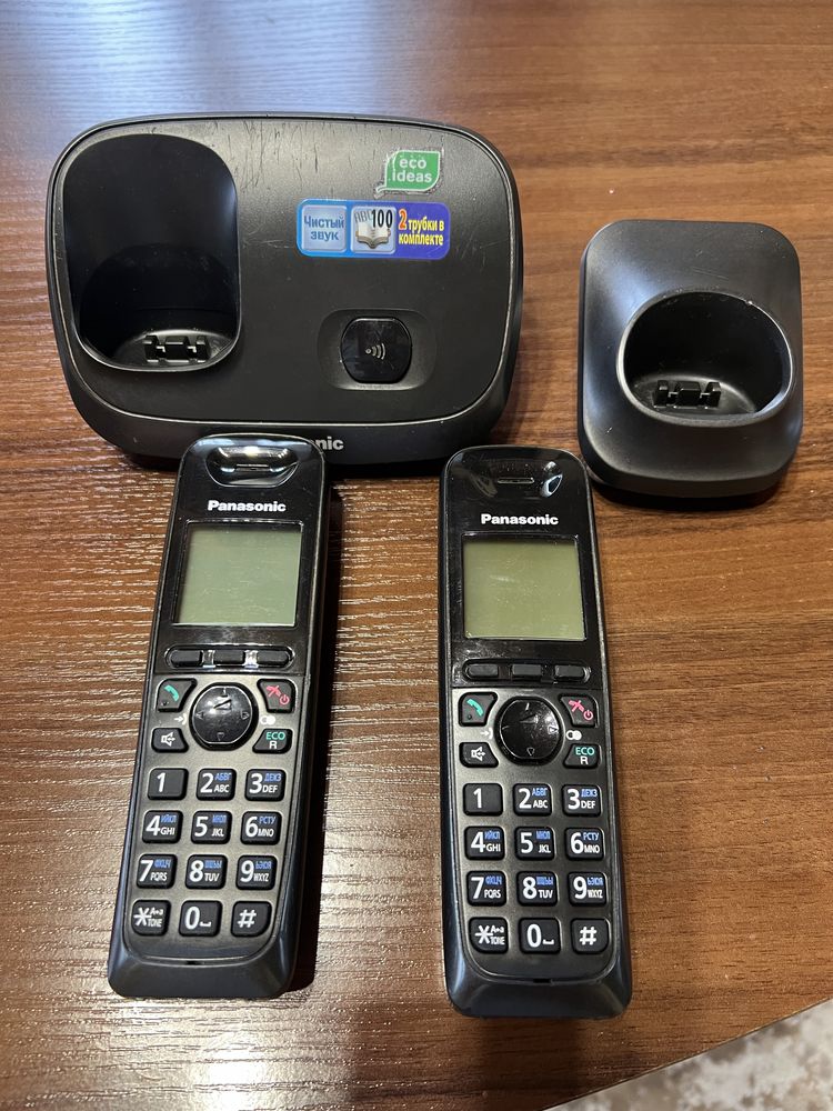 Стаціонарний телефон Panasonic.