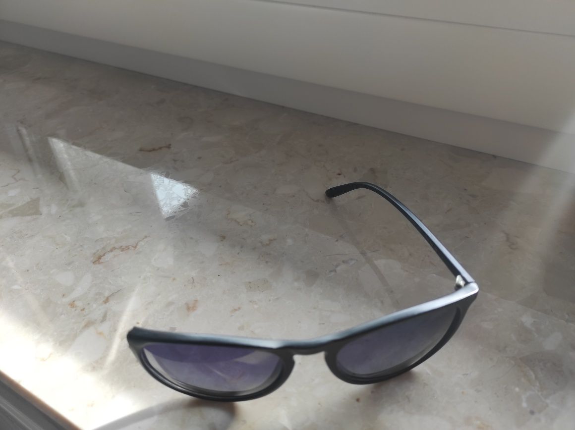 Uszkodzone okulary przeciwsłoneczne polaroid