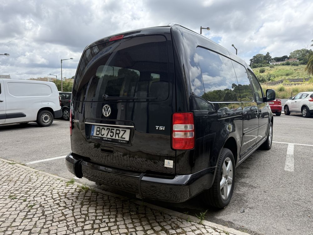 Carrinha VW Caddy Maxi adaptada com rampa