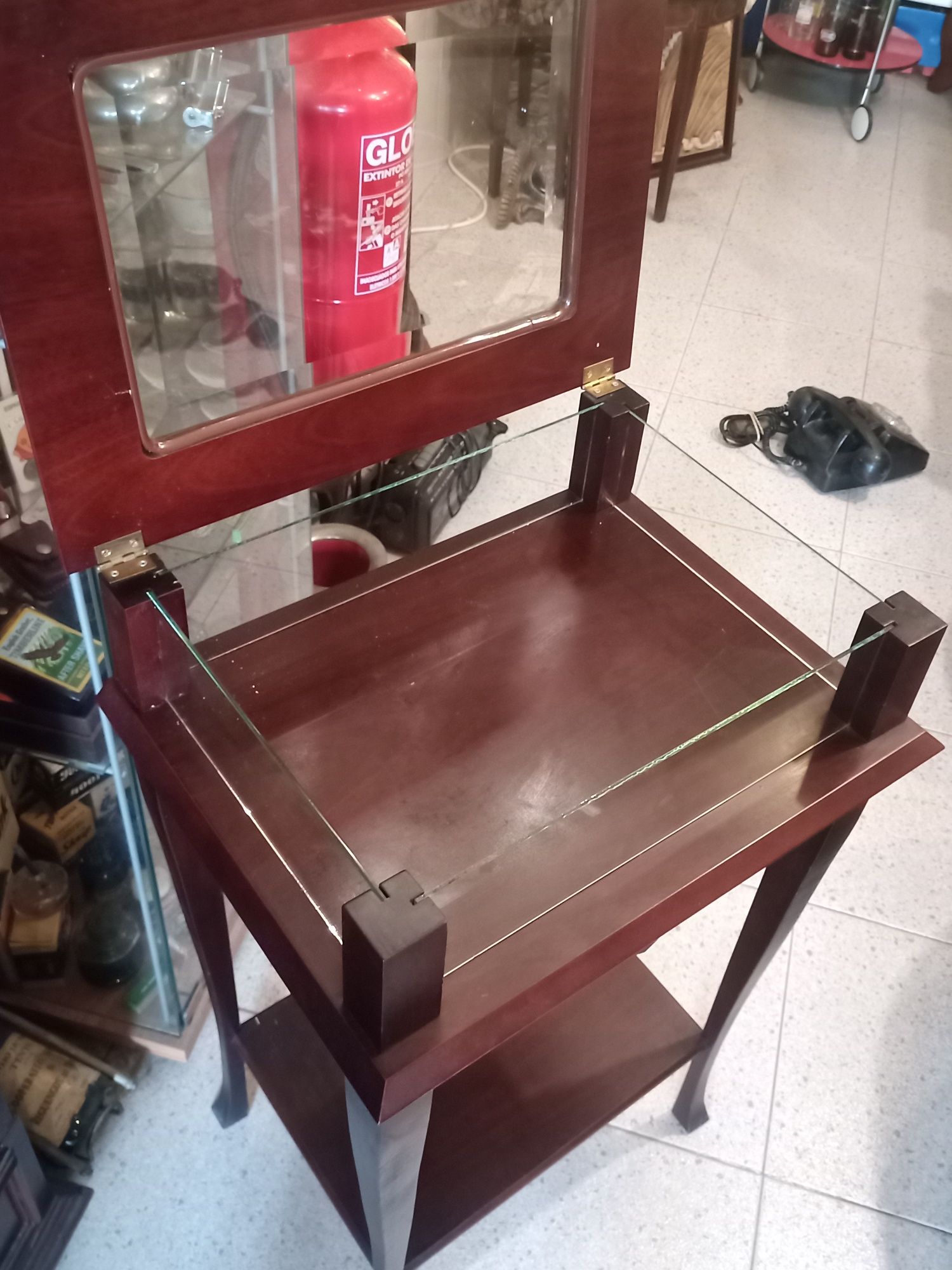 Mesa expositora vitrine em madeira e vidro biselado