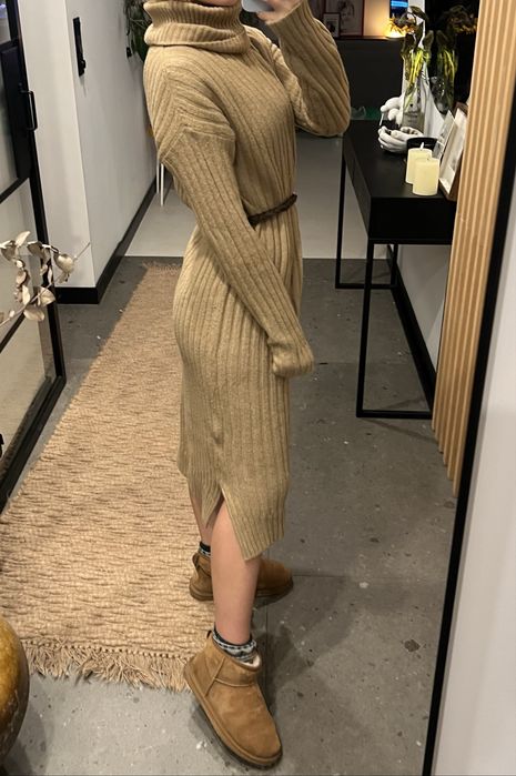 Midi beżowa sweterkowa sukienka z golfem, na jesień-zimę