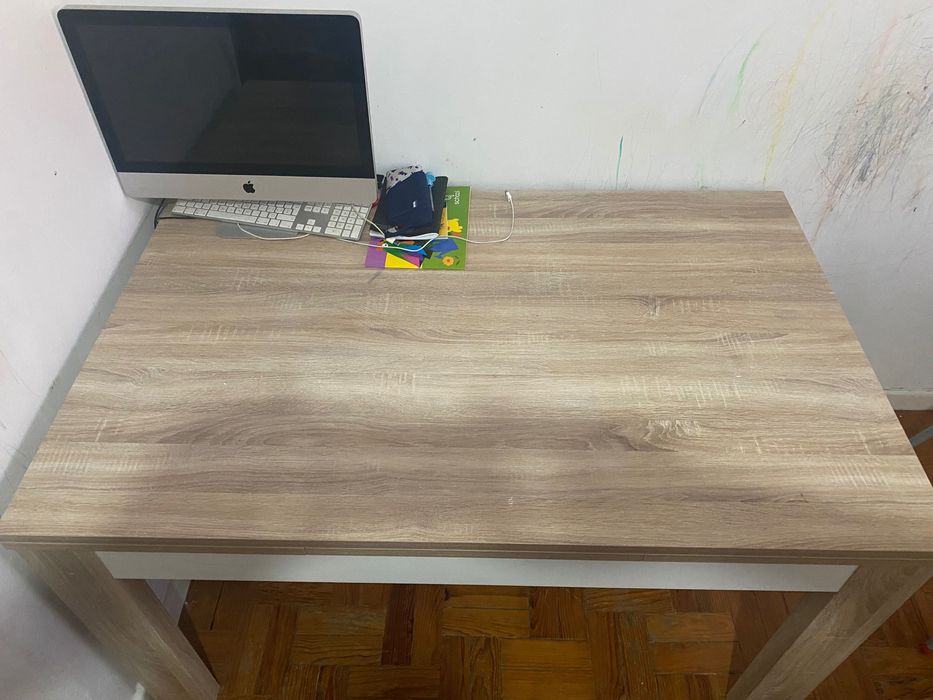 Conjunto de mesa e móvel de tv