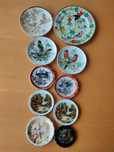 Conjunto de pequenos pratos decorativos em porcelana japonesa.