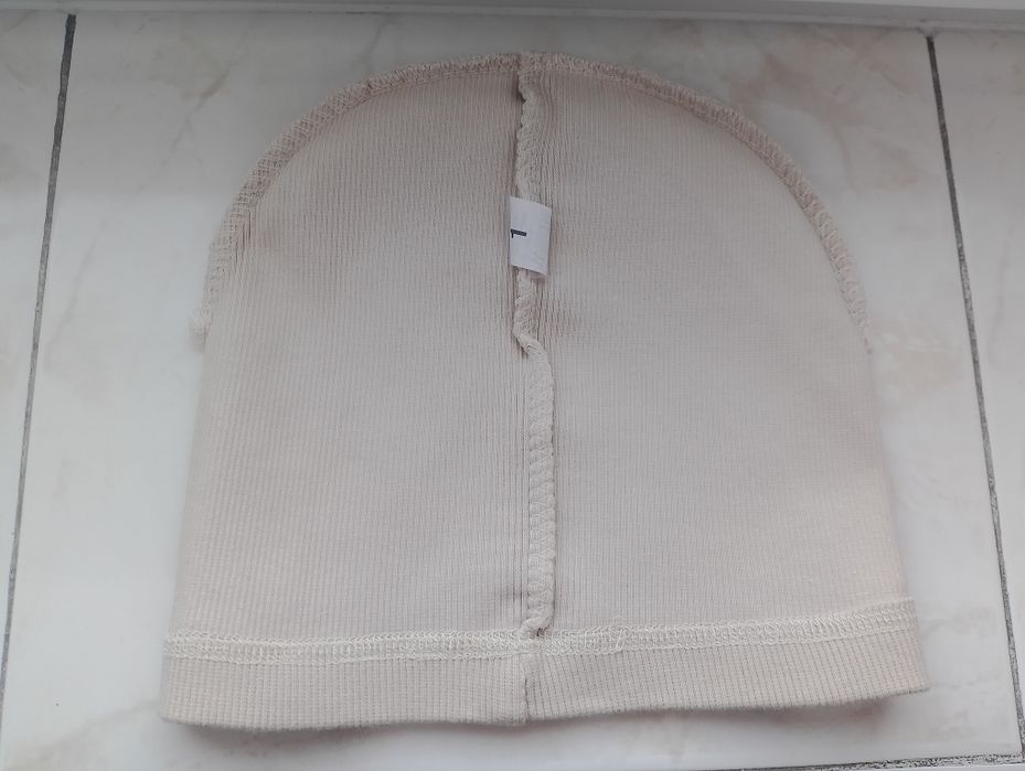 Lekka beżowa czapka damska