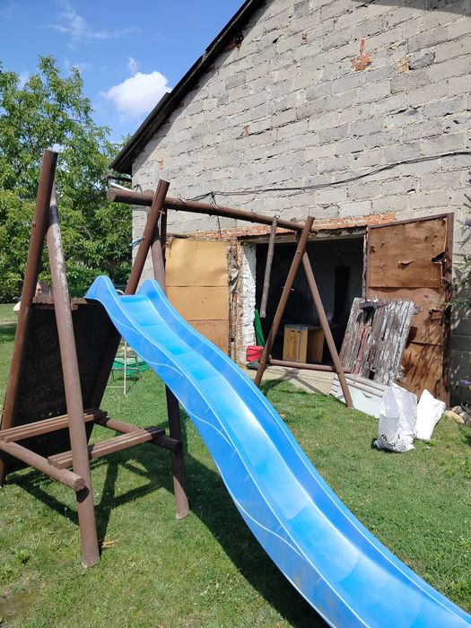 Plac zabaw ślizgawka huśtawka wspinaczka