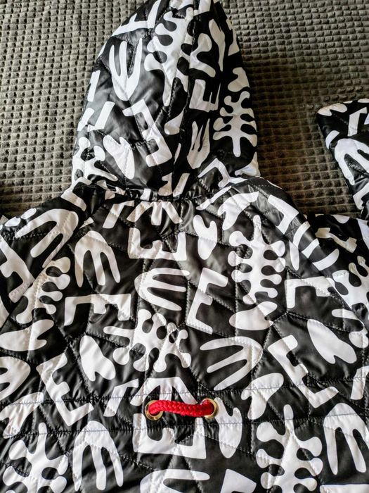 Stylowa kurtka z oryginalnym wzorem – stan idealny