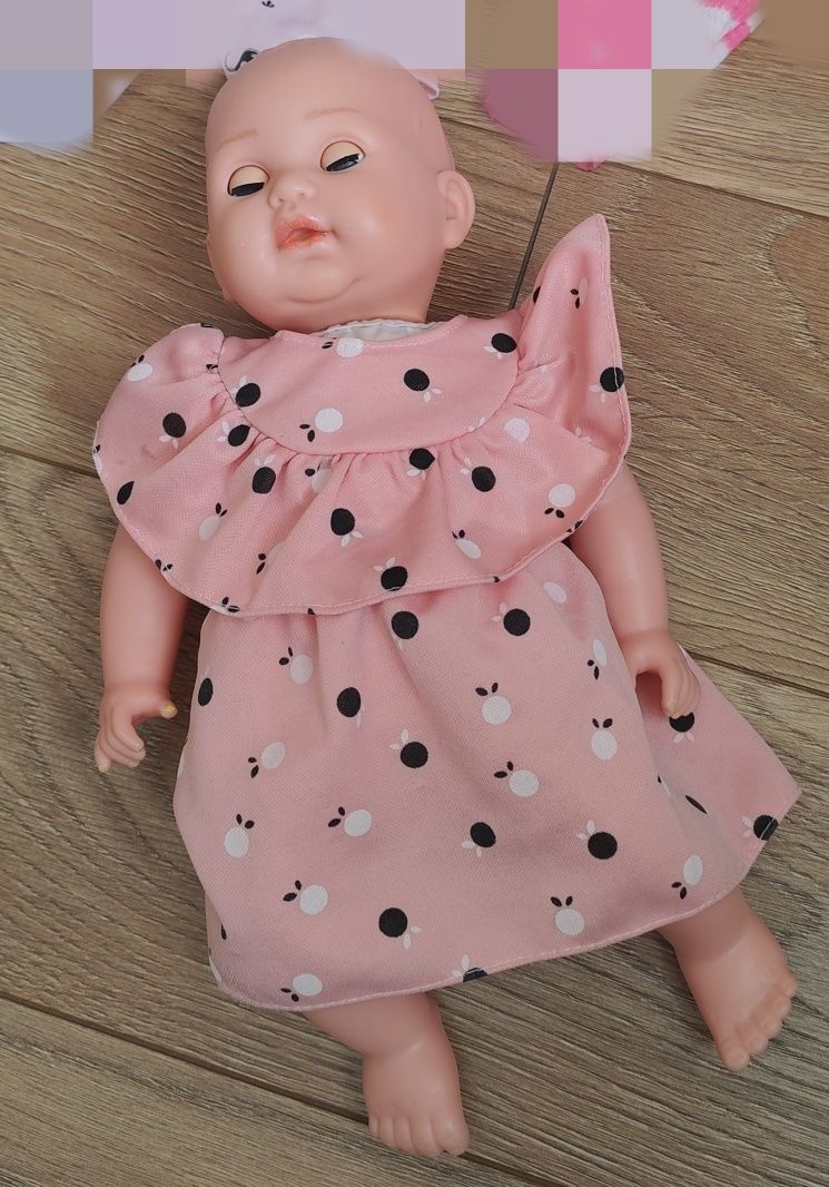 Sprzedam lalkę bobasa. Długość lalki ok 32 cm. W zestawie 1 ubranko.