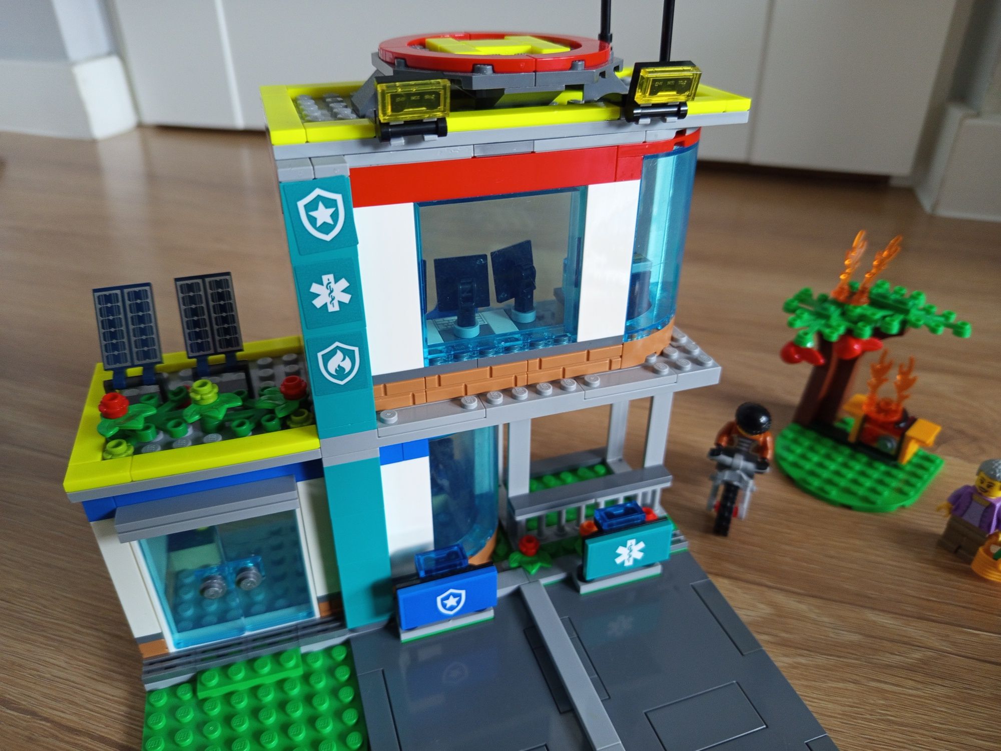 LEGO CITY Parking dla pojazdów uprzywilejowanych 60371