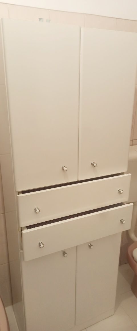 Móvel para casa de banho com bastante arrumação