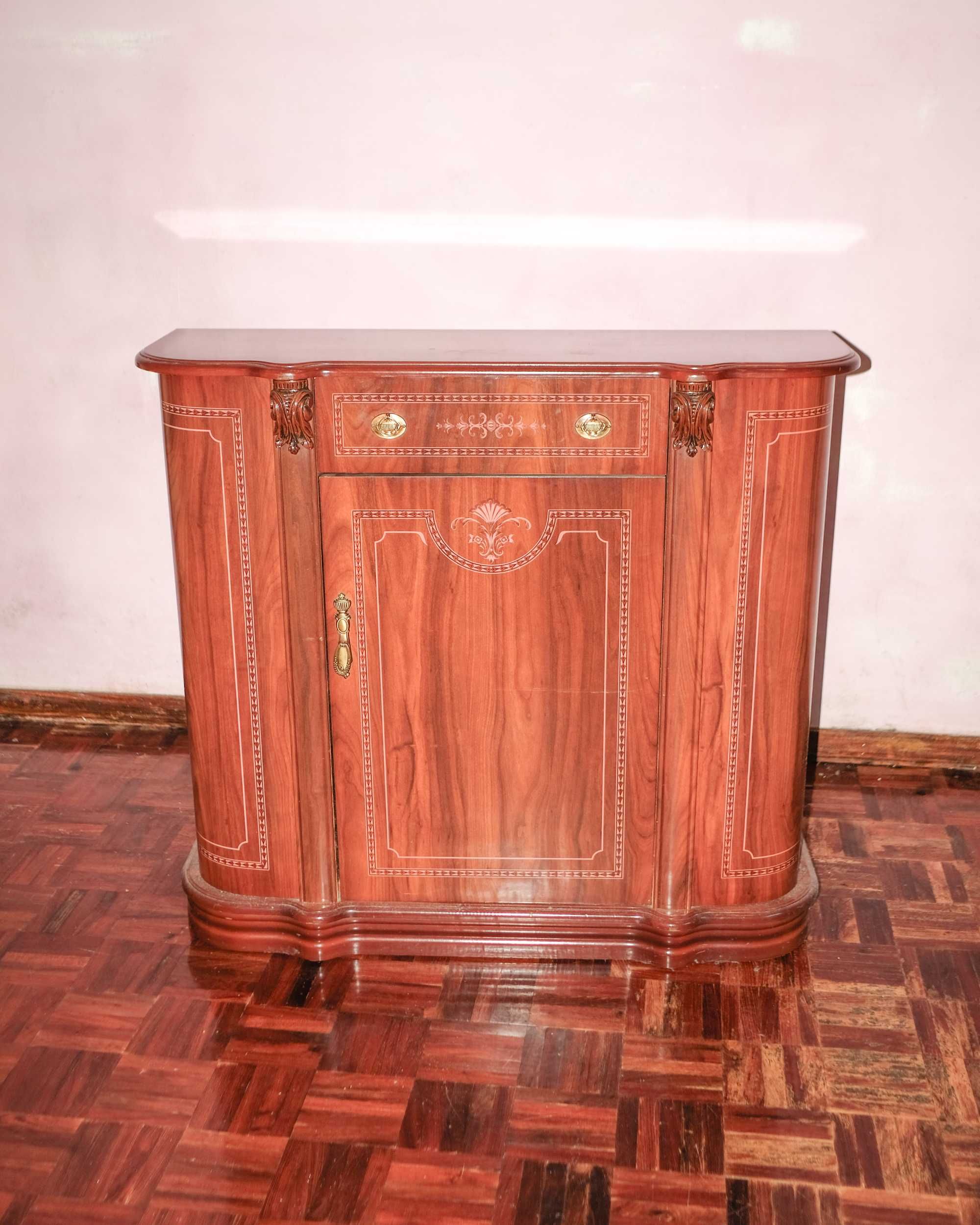 Consola com arrumação