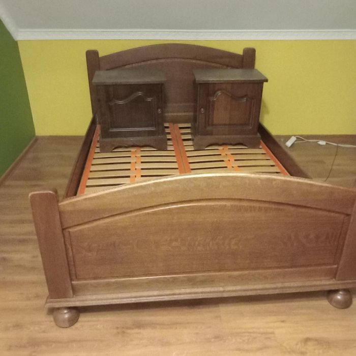 Łóżko 2m×1.40m oraz szafki nocne z drewna