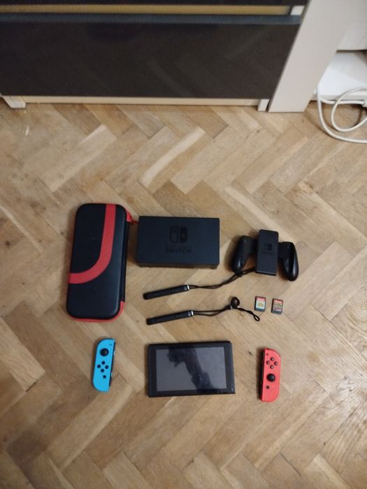 Nintendo Switch mało używany + case i dwie gry