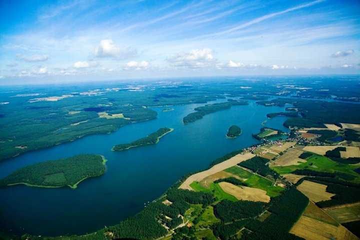 drewniany domek letniskowy nad jeziorem Wdzydze