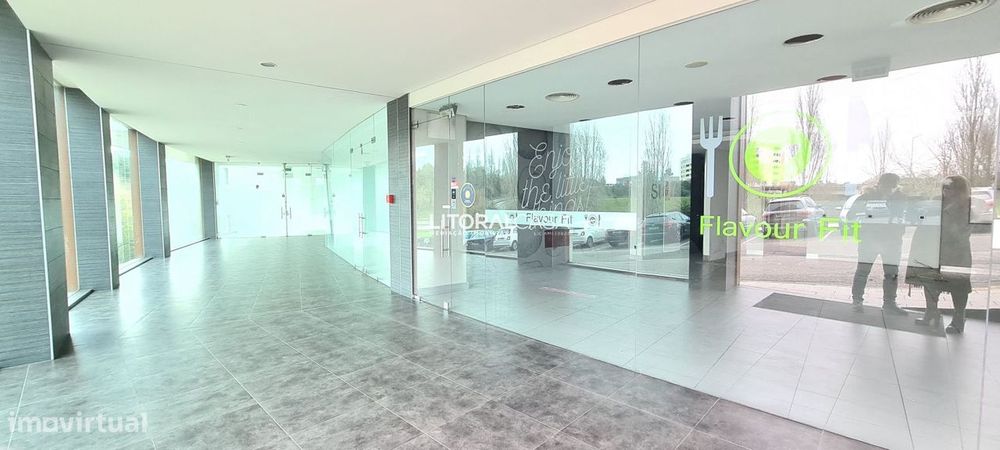 Loja de 2 Pisos e 100 Estacionamentos - 4.204 m2