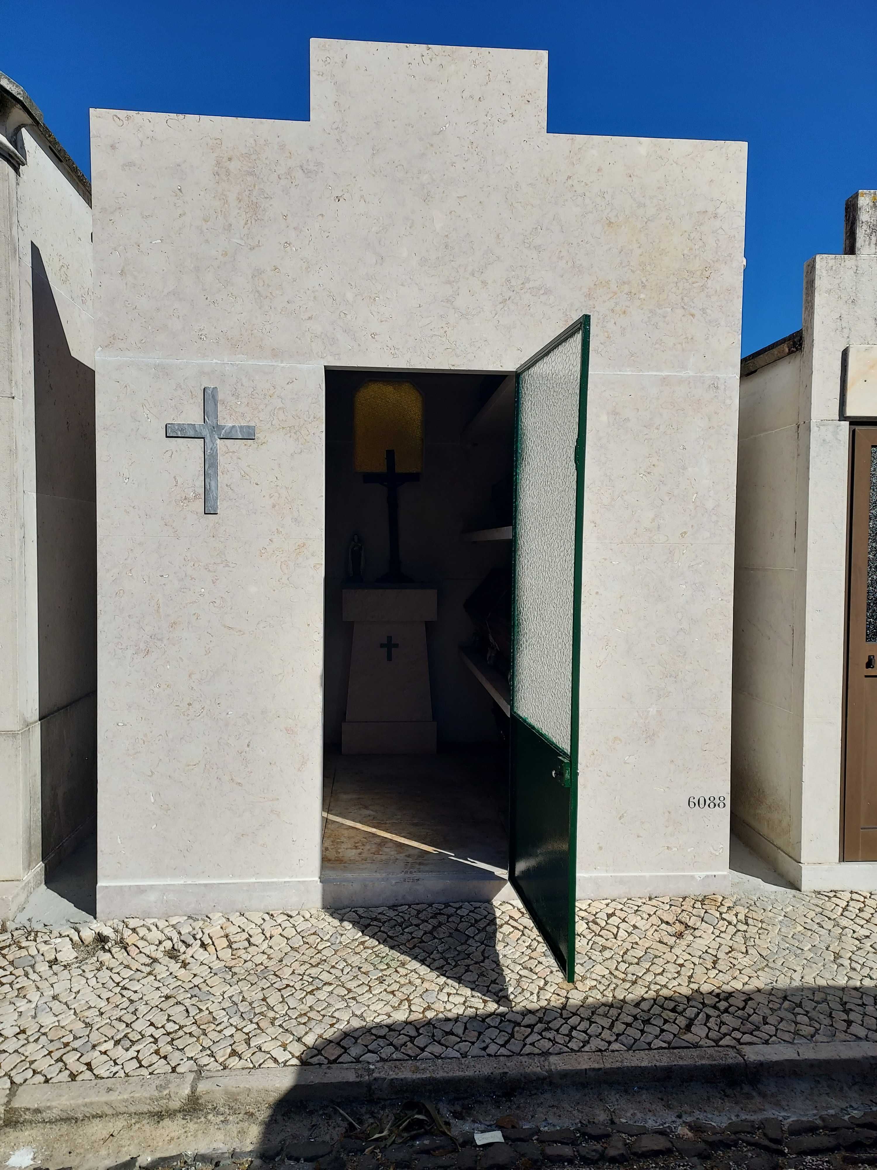 Jazigo no cemitério do Alto de São João