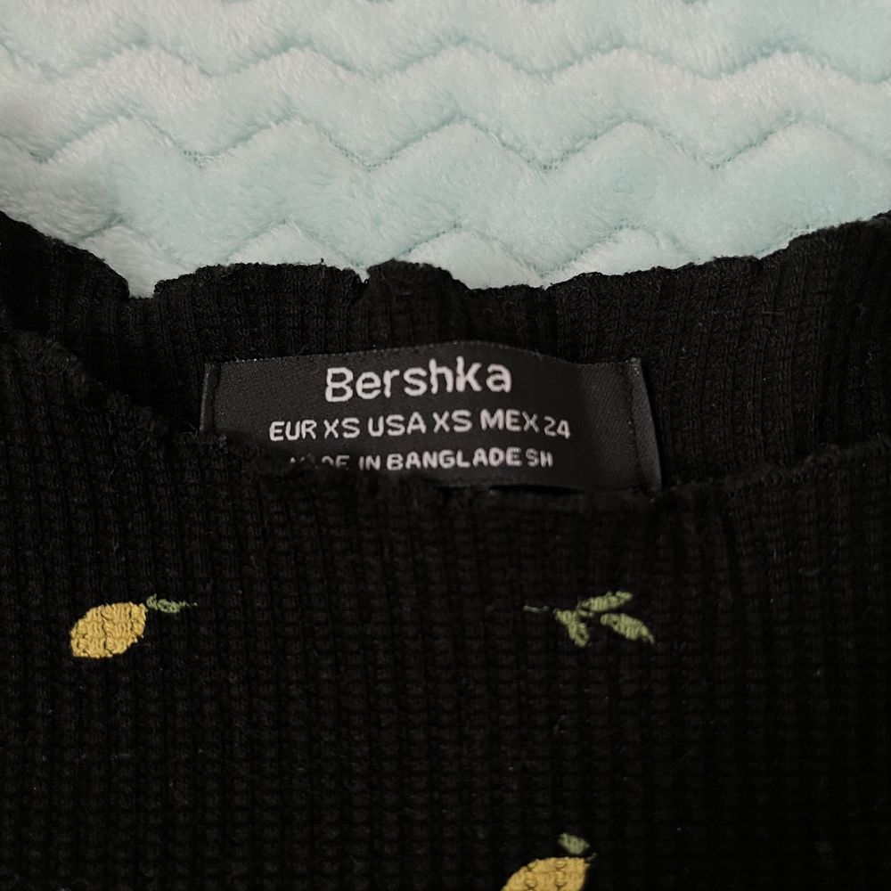 Czarny crop top Bershka